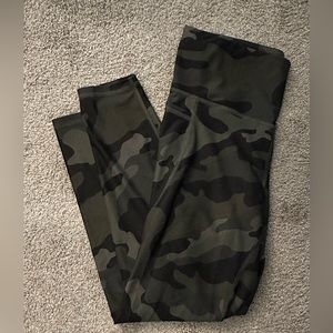 Women’s Old Navy Camo High Rise Pocket Go Dry 7/8 Leggings - size L